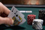 Giải đáp câu hỏi bluff trong Poker là gì